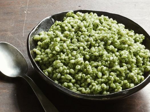 4. Porridge d'orzo con pesto di cavolo nero.