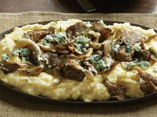 7. Polenta in una pentola a cottura lenta con funghi.