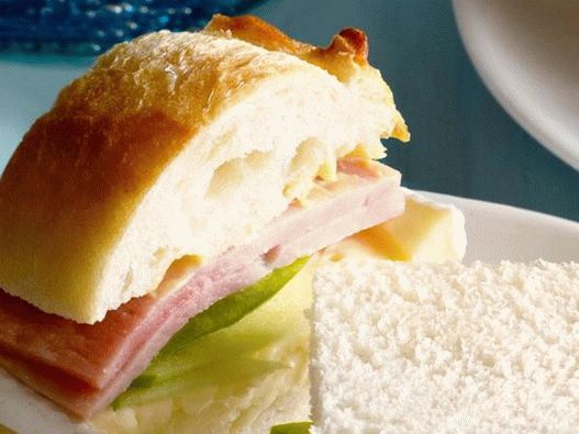 2. Panino con prosciutto, mela e brie