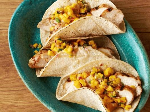 22. Tacos con pollo e mango