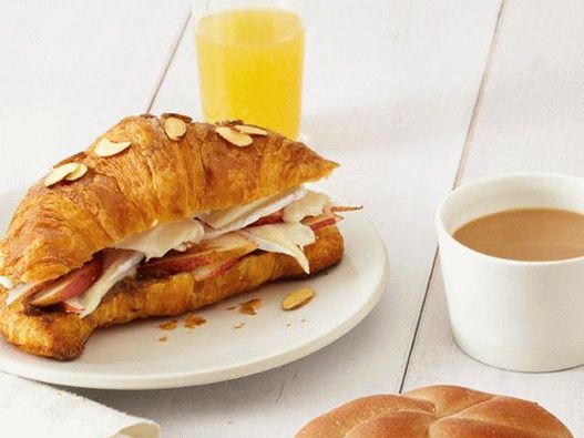 5. Croissant con pere e brie.