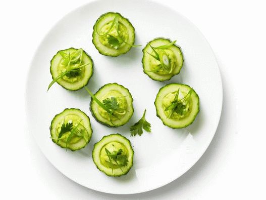 Bicchieri di cetriolo con avocado piccante