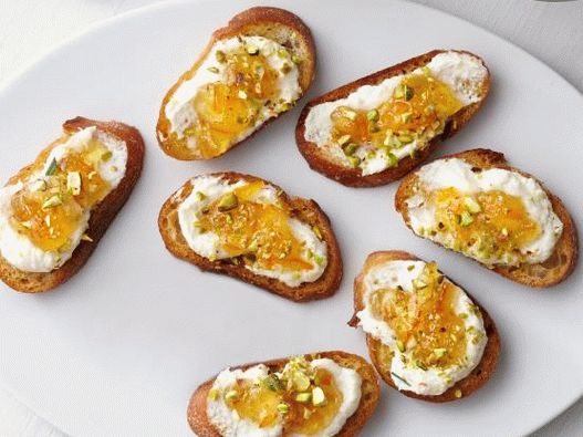 12. Crostini con ricotta e pistacchi.