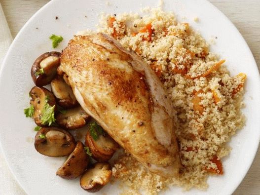 Petti di pollo al forno con funghi e couscous