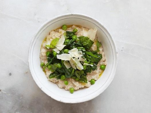 Un tripudio di verdure: spinaci, piselli, erba cipollina, parmigiano e menta