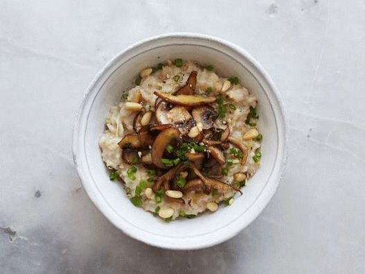 Doni della terra: funghi saltati, erba cipollina e pinoli fritti