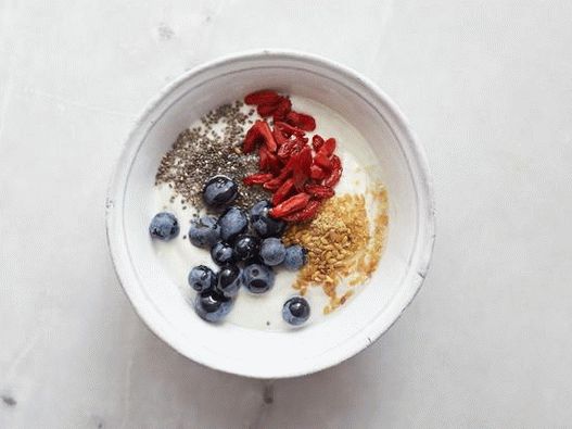 Superfoods: goji, chia, semi di lino macinati e mirtilli