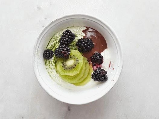 Una spinta di vigore: matcha, salsa al cioccolato con cacao crudo, kiwi e mora