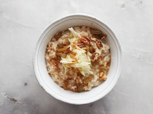 Torta di mele: mela grattugiata, uva passa, noce moscata, cannella e noci pecan arrostite