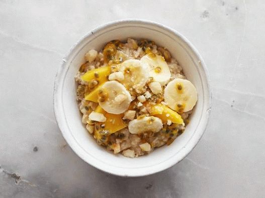 Sogno tropicale: frutto della passione, banana, mango e noci di macadamia