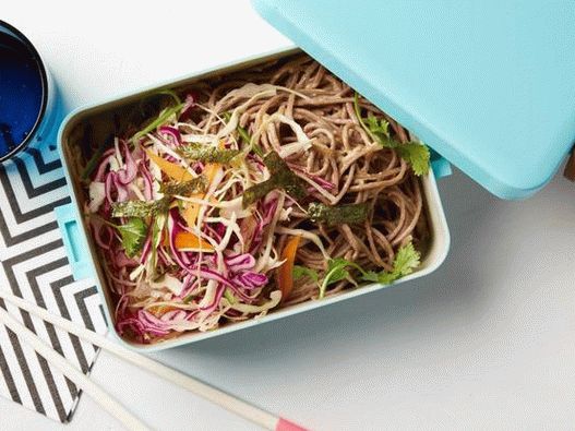 Tagliatelle di grano saraceno e insalata di cavolo per pranzo