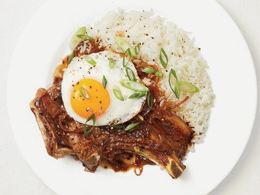 Foto Adobo da cotolette di maiale naturali con riso all'aglio