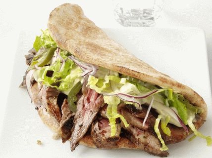 Foto panini con bistecca araba, Romaine e Hummus