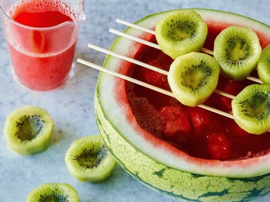 Photo Punch anguria al limoncello con un bicchiere di kiwi