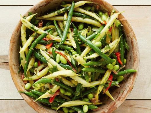Foto insalata asiatica con fagioli