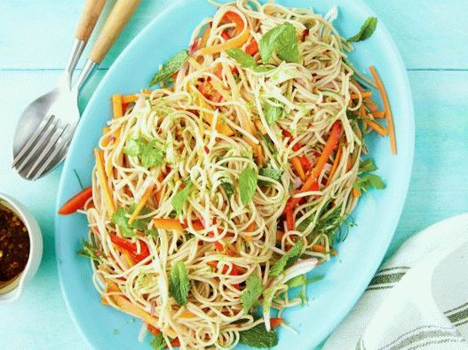 Foto insalata asiatica con noodles di grano saraceno Foto insalata asiatica con noodles di grano saraceno