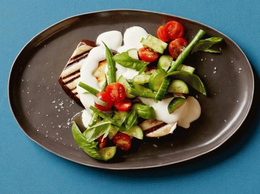 Foto di insalata di melanzane grigliate e fagiolini