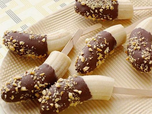 Foto di una banana in glassa al cioccolato su un bastone