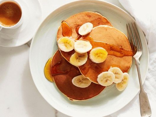 Frittelle di banana foto su panna acida