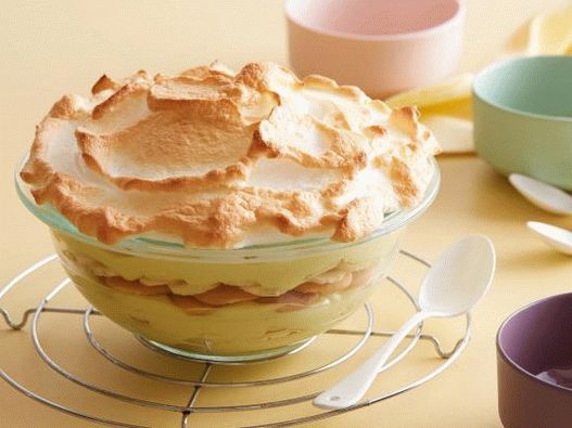 Foto di un budino alla banana nel forno con biscotti