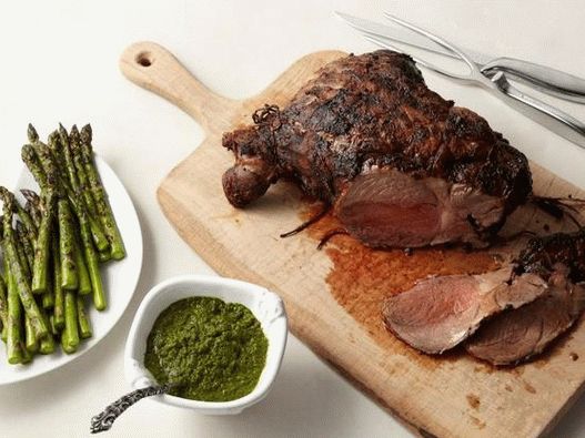 Foto di una coscia di agnello alla griglia con asparagi e salsa chimichurri alla menta