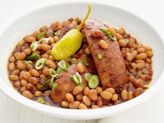 Foto di un barbecue di salsiccia e fagioli in una pentola a cottura lenta