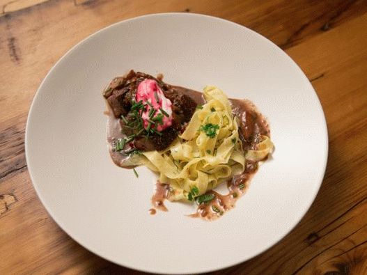 Foto di filetto alla Stroganoff con panna acida e barbabietole