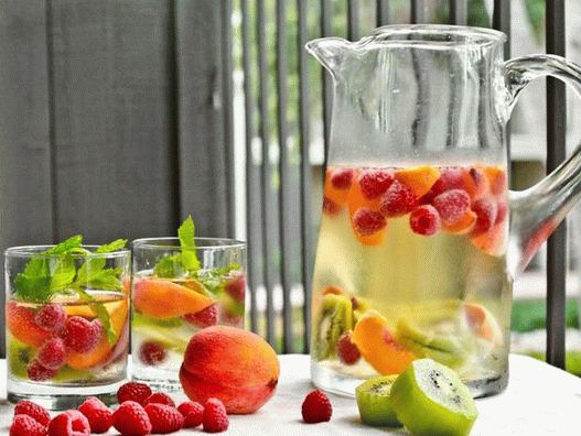 Foto Sangria bianca da vino di frutta