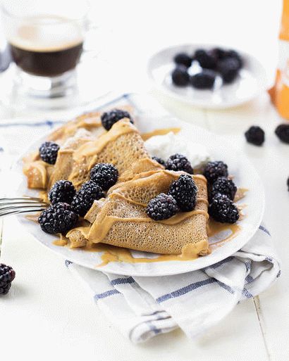 Frittelle con more, marmellata e burro di arachidi