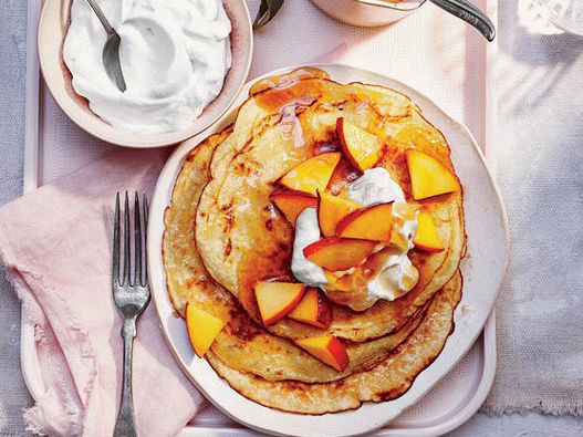 Frittelle con panna acida e pesche