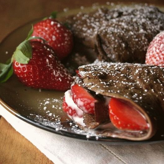 Frittelle con cioccolato, fragole e salsa al caramello