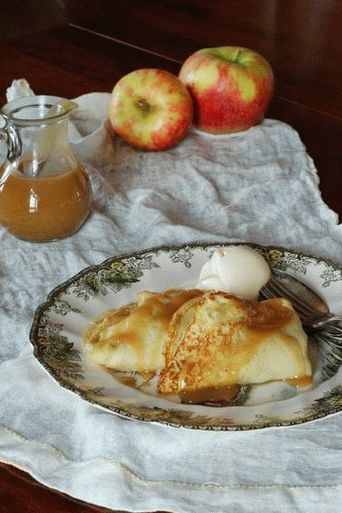 Frittelle con ripieno di zucca e mela e gelato fatto in casa