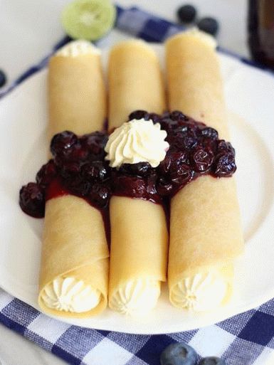 Frittelle con crema pasticcera e mirtilli