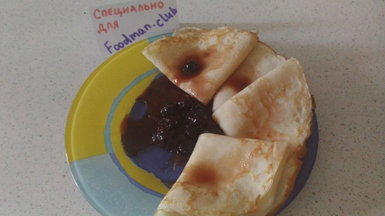 Pancake sottili nel latte