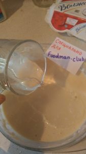 Pancake sottili nel latte