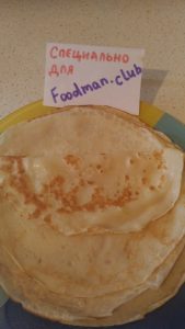 Pancake sottili nel latte