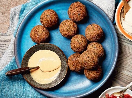 Falafel con hummus e tre dip