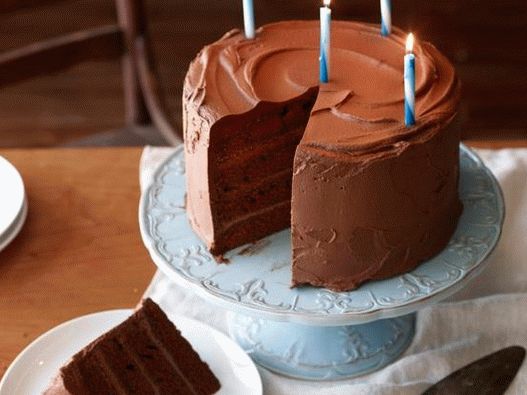 Foto grande torta di compleanno al cioccolato