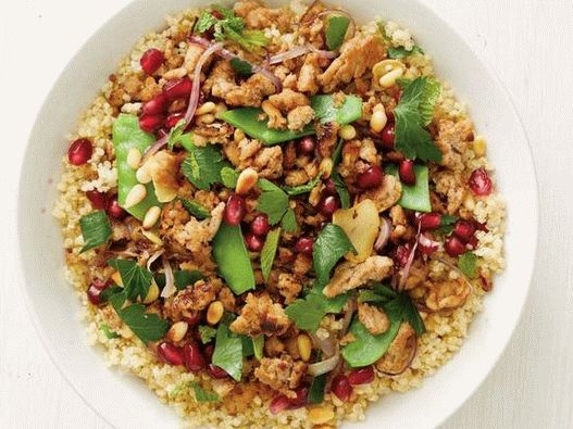 Foto di una ciotola di quinoa con tacchino e taccole