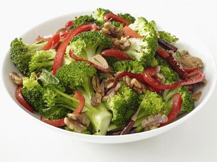 Foto broccoli e peperoni con noci