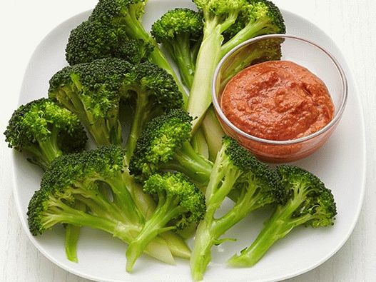Foto di broccoli con salsa alle arachidi