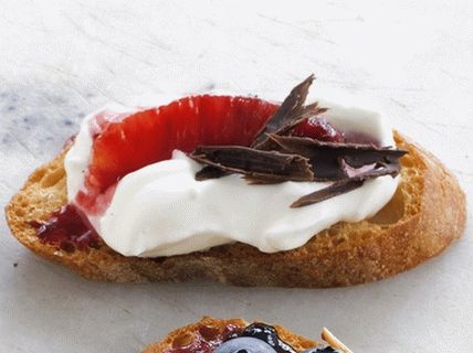 Foto di Bruschett con arance e panna montata Foto di Bruschett con arance e panna montata