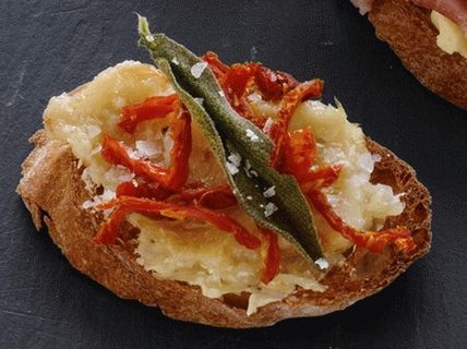 Foto di bruschette con pasta all'aglio, pomodori secchi e salvia Foto di bruschette con pasta all'aglio, pomodori secchi e salvia