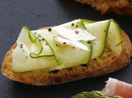 Foto di bruschette con zucchine e formaggio