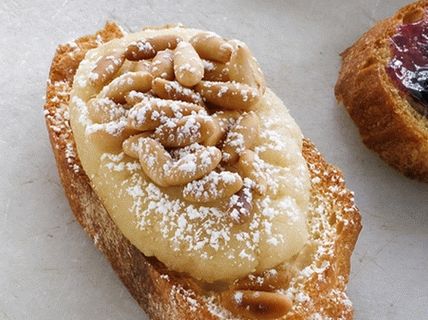 Foto di Bruschett con pasta di mandorle e pinoli