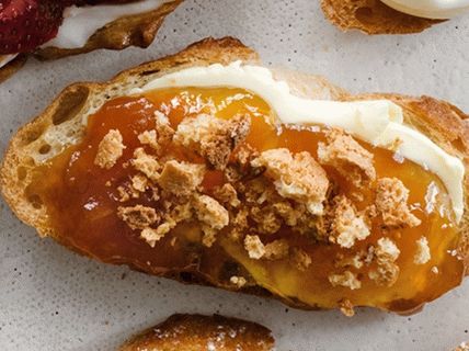 Foto di Bruschett con marmellata di pesche e biscotti