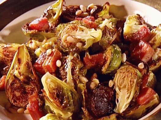 Foto cavoletti di Bruxelles al forno con noci e bacche