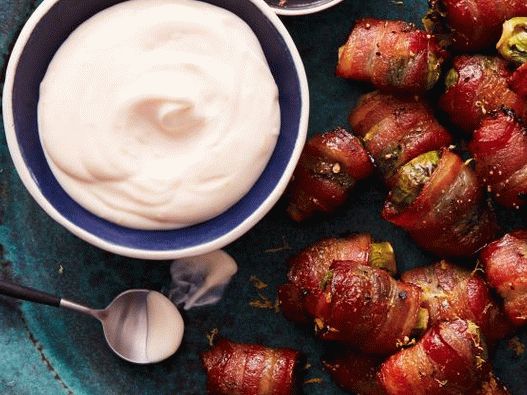 Foto di cavoletti di Bruxelles avvolti in pancetta con salsa al limone