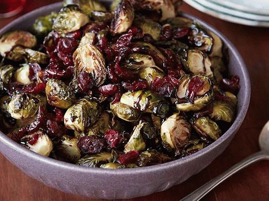 Foto cavoletti di Bruxelles con aceto balsamico e mirtilli rossi