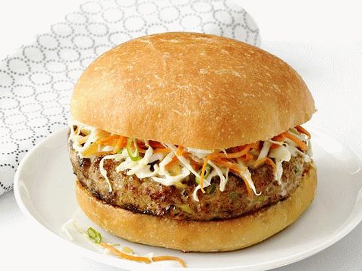 Foto hamburger di tacchino e insalata di cavolo con mango